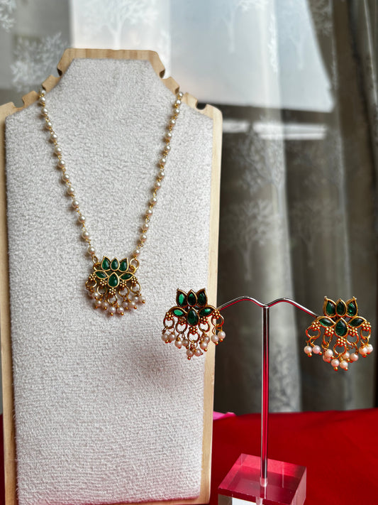 Maya Green Pearl Choker